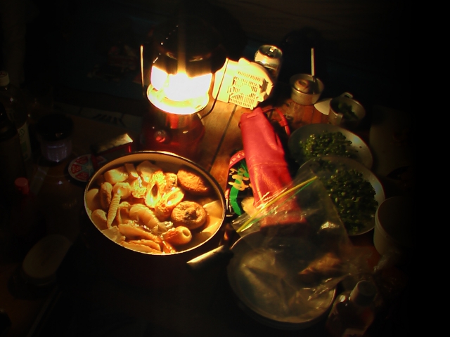 「闇鍋で　具材とともに　サングラス」：俳句